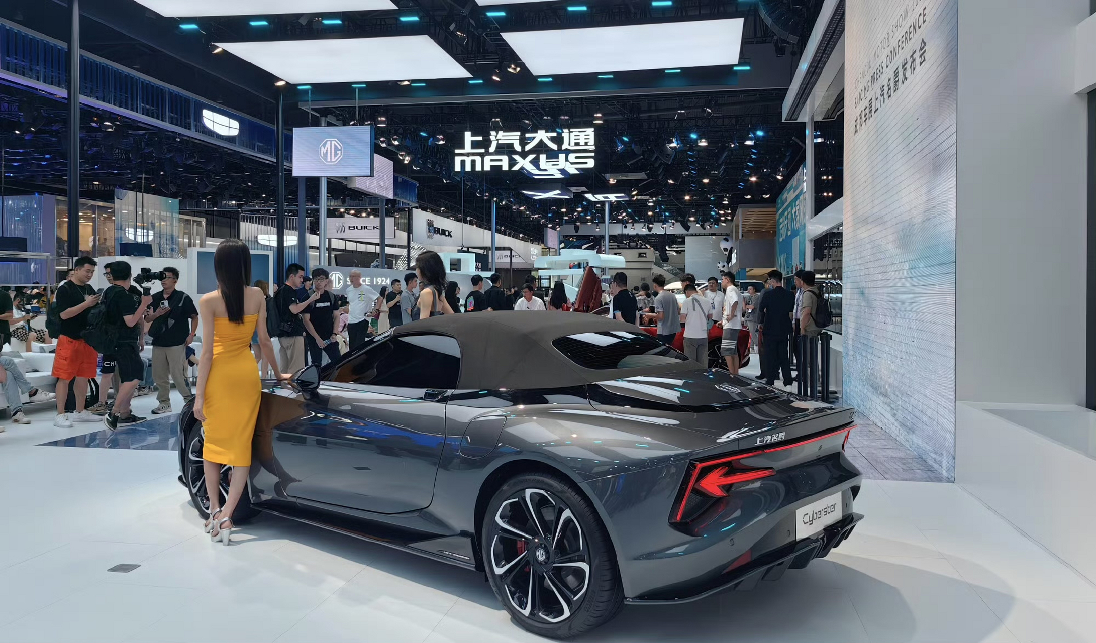 名爵cyberster亮相成都车展,姿态动感优雅!