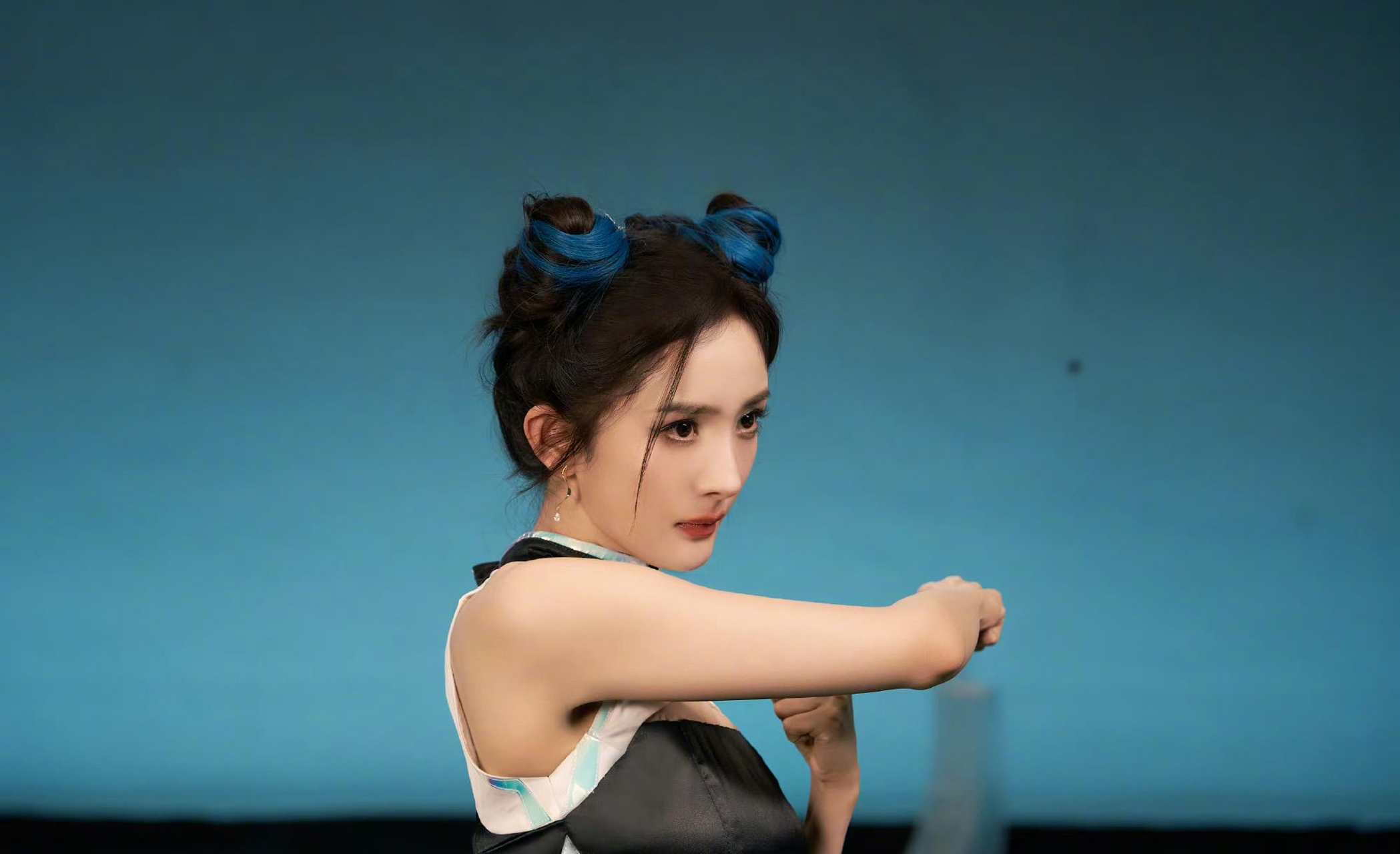 杨幂俏皮丸子头