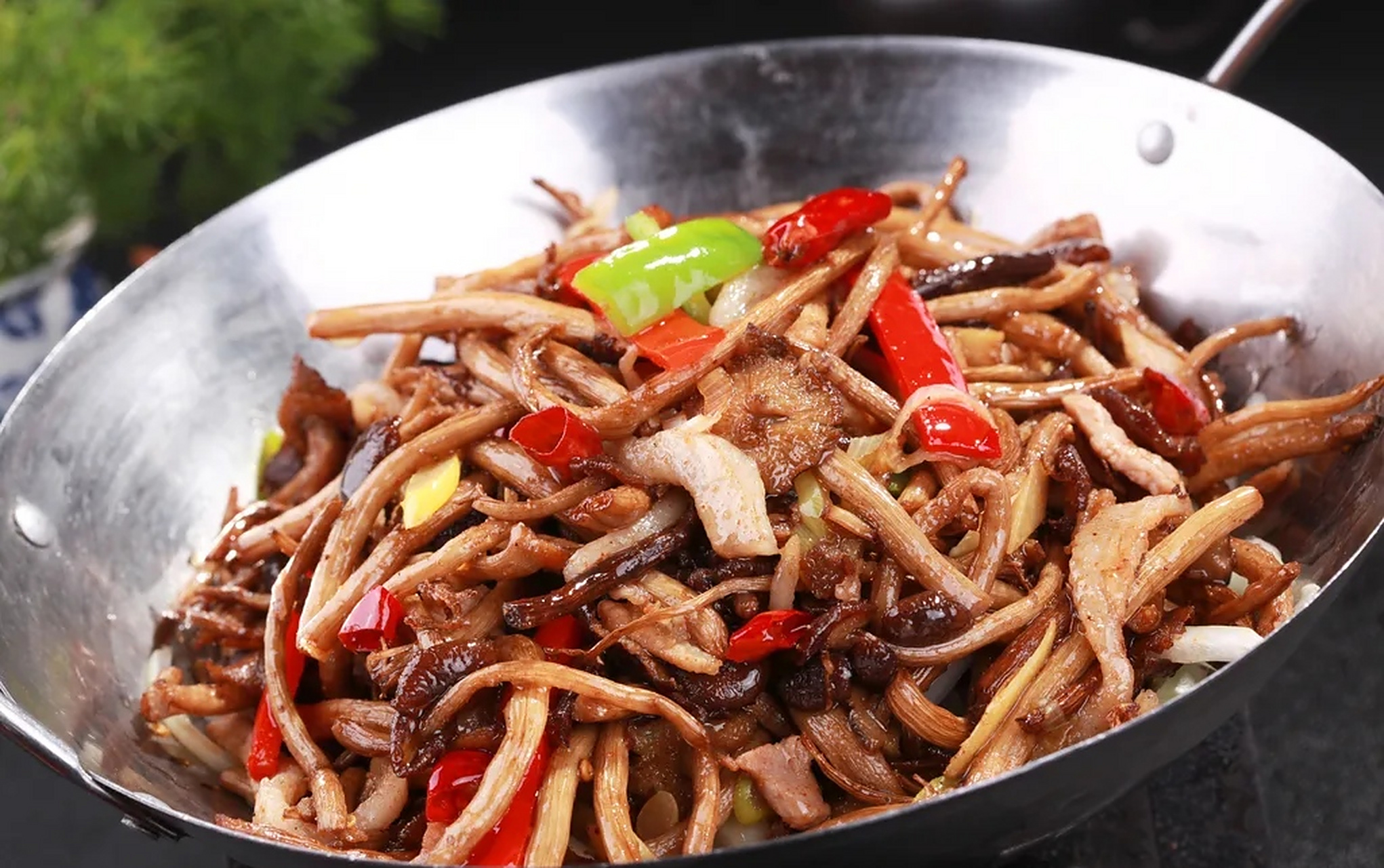 导语:干锅茶树菇是一道美味而经济实惠的家常菜品.