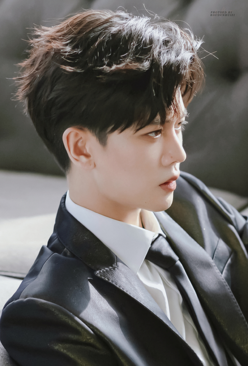 任嘉伦# 好撩呀,超爱鼻尖痣的,谁懂啊