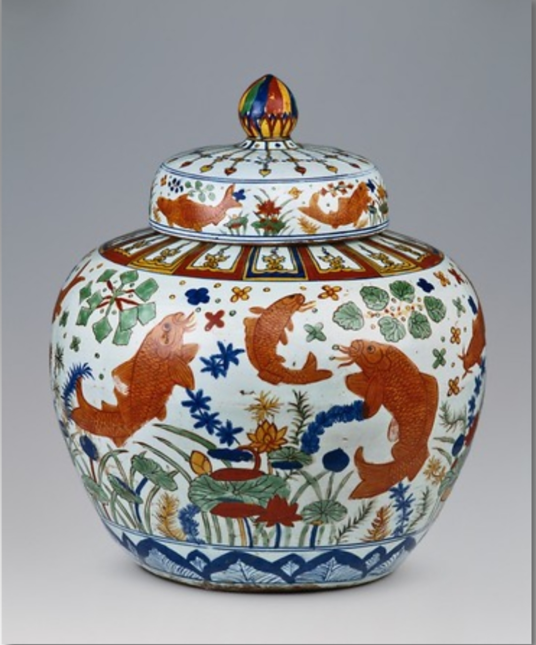 【如果国宝会说话】 嘉靖五彩鱼藻纹盖罐 五彩瓷罐 天地式盖 宝珠形钮