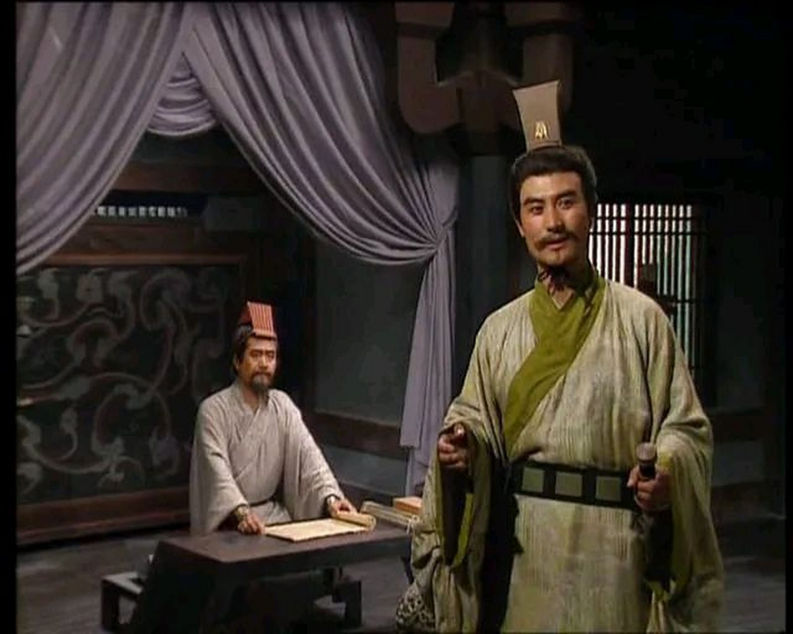 198年,陈登久病不愈,华佗为其开药后,陈登便吐出来3升小虫子.