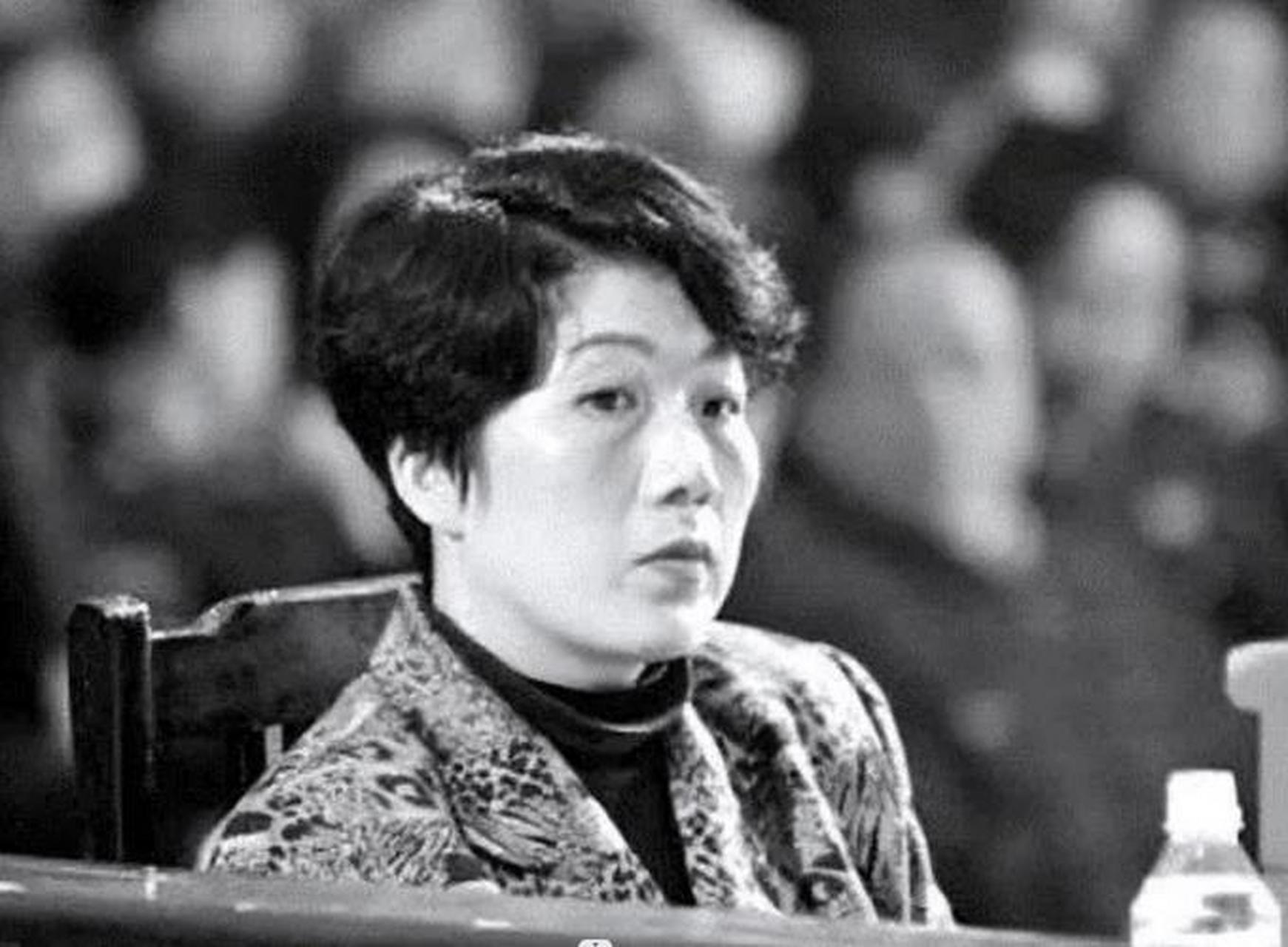 纪实:艳美女贪蒋艳萍,贪腐千万,狱中色诱副所长怀孕,改判死缓  蒋艳萍