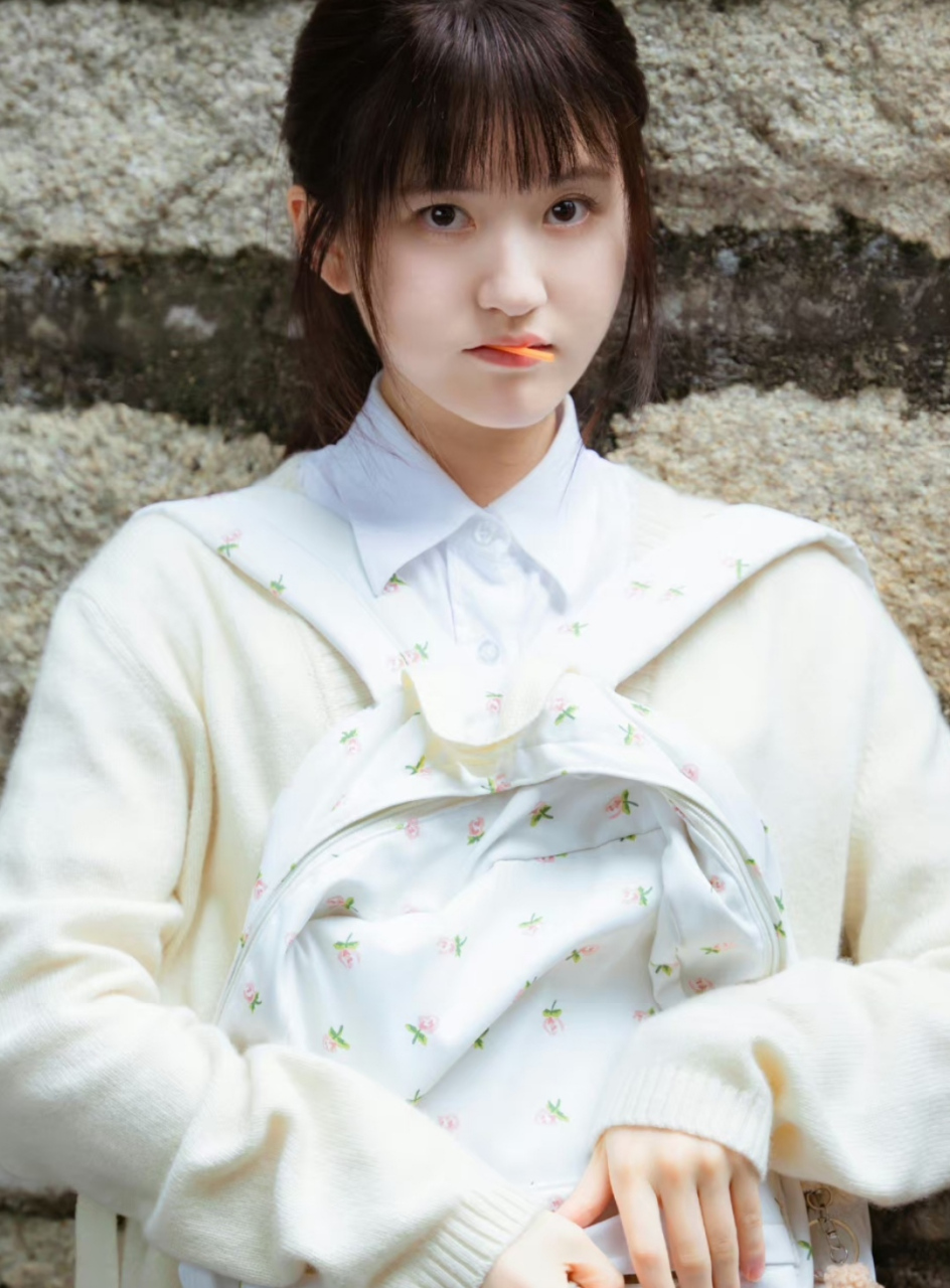 赵露思晒齐刘海花絮照,她头发多到头顶都没发缝,厚实的发量能和戴假发