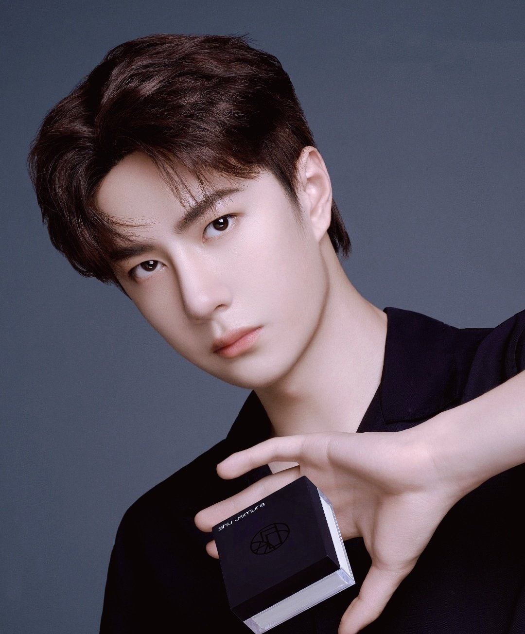 4小时100万点赞,王一博植村秀代言,小黑砖定妆蜜粉上新