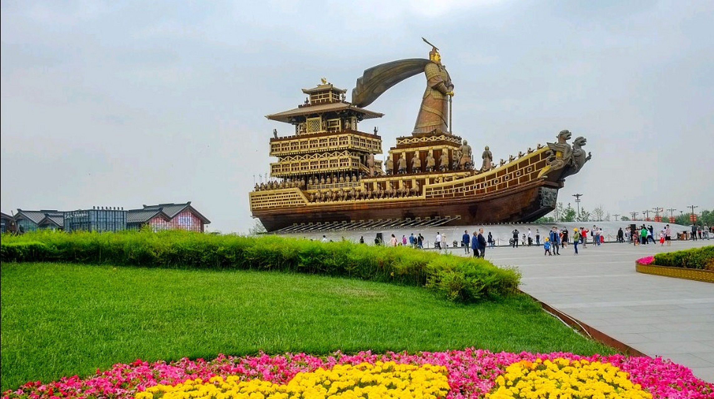 西安昆明池七夕公园是一个著名的文化景点,位于陕西省西安市西南部