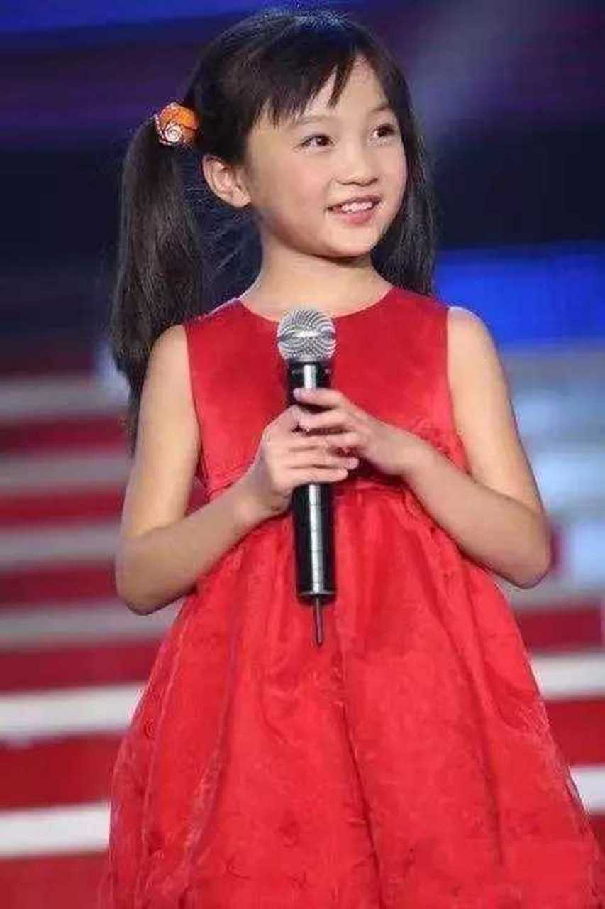 24岁林妙可穿公主裙亮相,漫画刘海被网友批评:除了胖,还土.