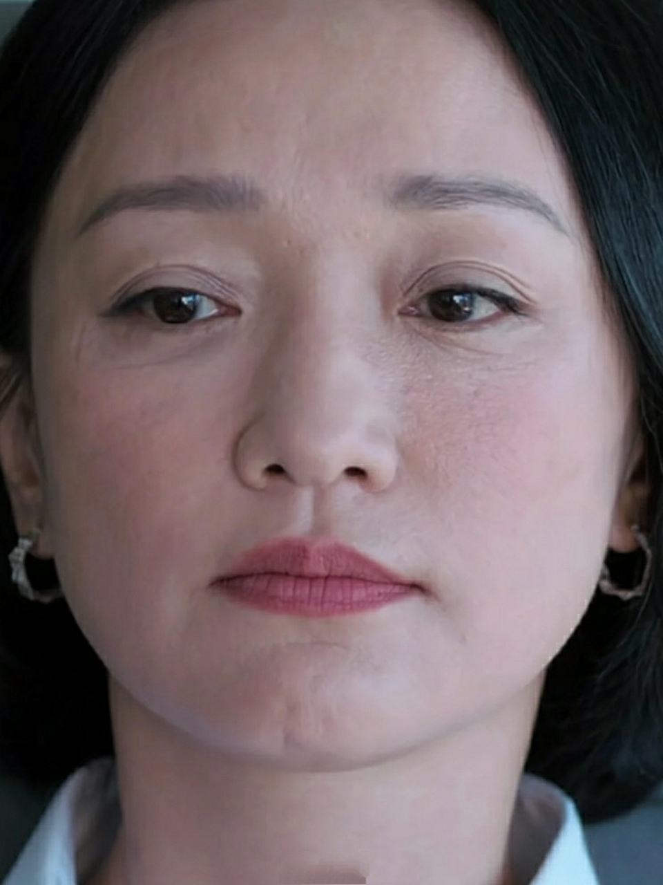 右侧:面部立体,英气十足; 左侧:面部扁平,像老太太般慈祥.