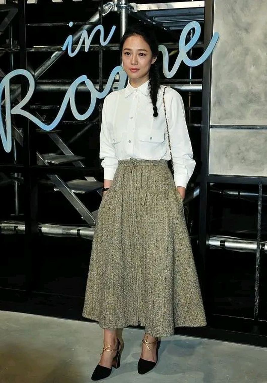 姜文老婆周韵有成熟女人的魅力,穿衬衫配了半裙一点不寡淡,好美