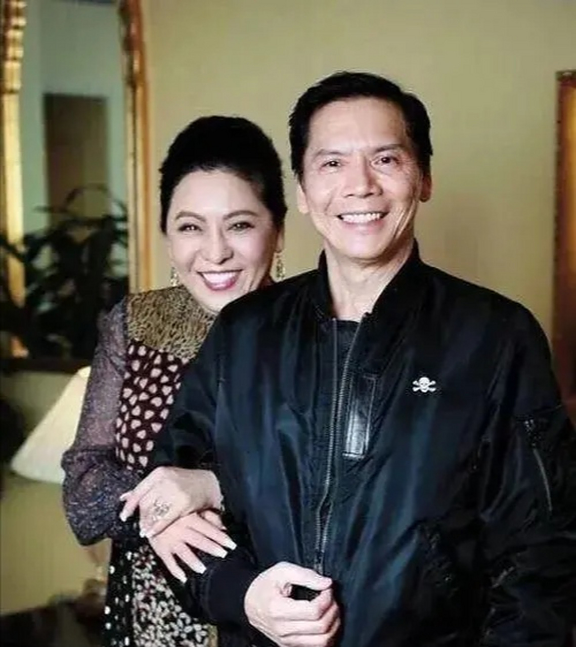 1982年,向华强与陈岚在庙街散步时,突然被一位算命先生叫住:"这位先生