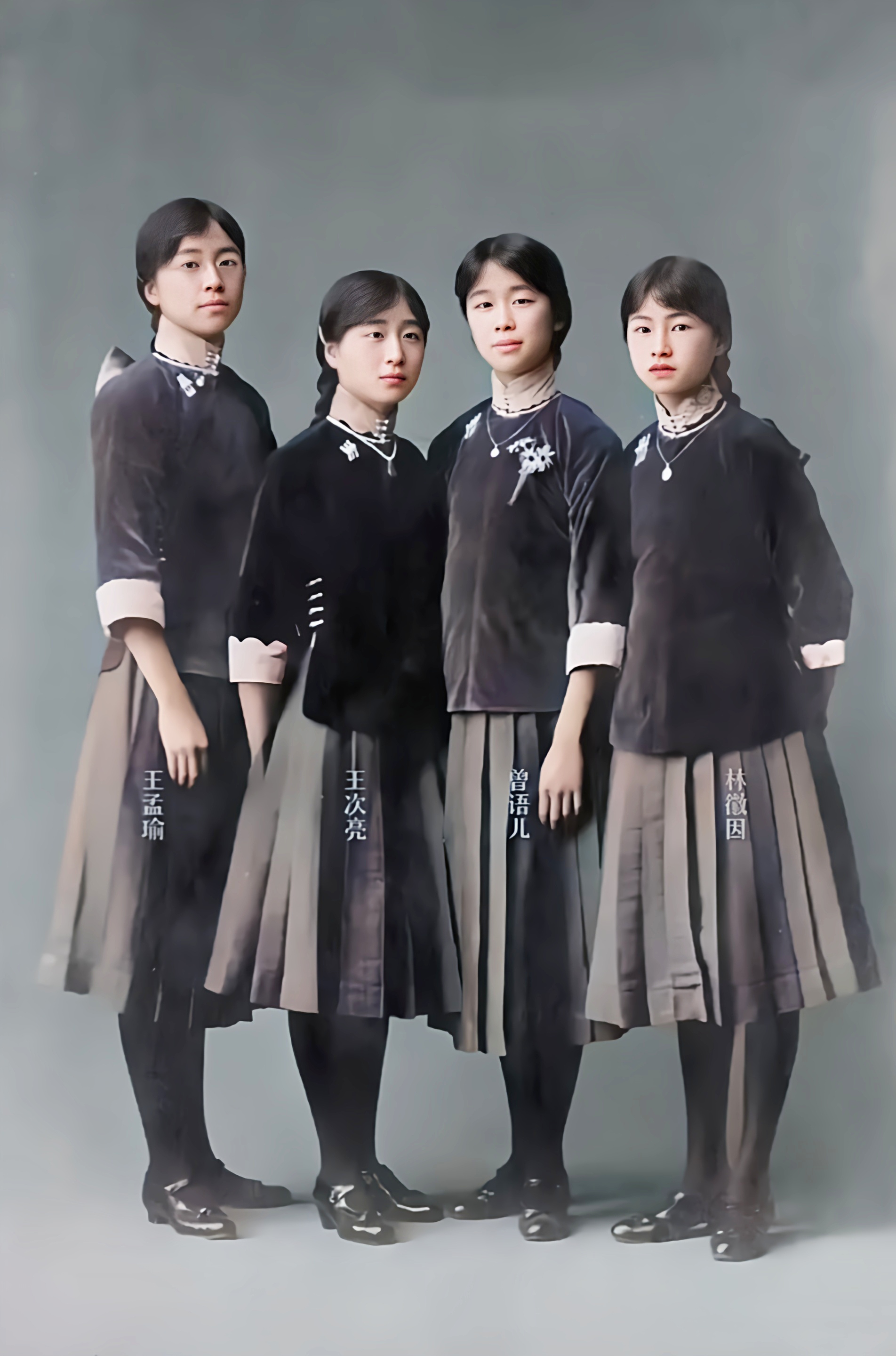 不得不说民国时期女校的校服是真好看感觉比我们现在的运动服款式