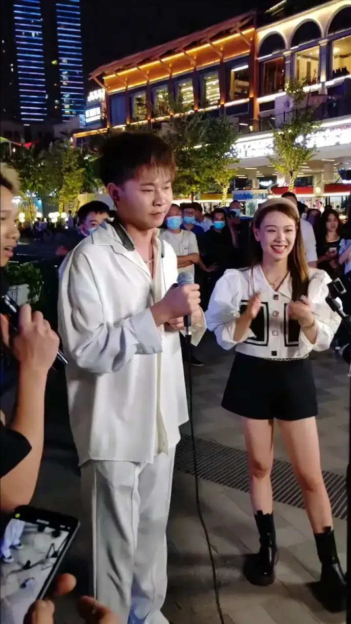知名歌手许华升在佛山千灯湖步行街演出,这大网红的影响力果然不一样
