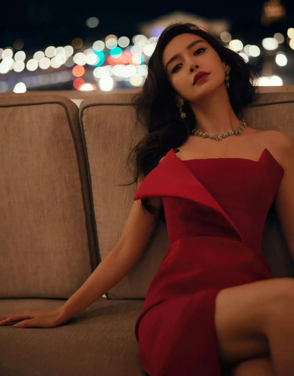 angelababy 这次巴黎时装周的三套衣服,  都非常成功!