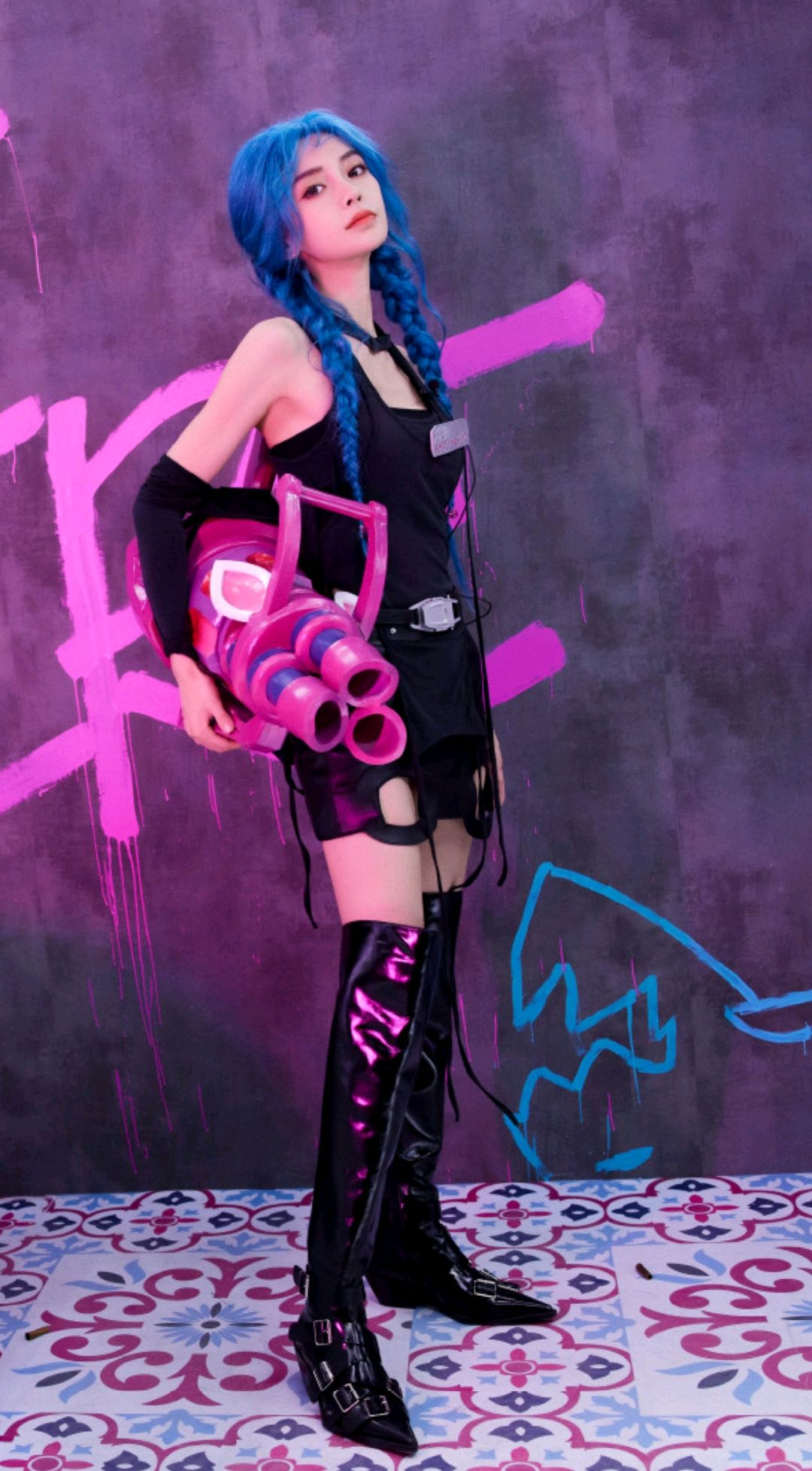 杨颖cos金克丝经典蓝发造型,身着黑色绑带皮裙的电竞少女又甜又酷