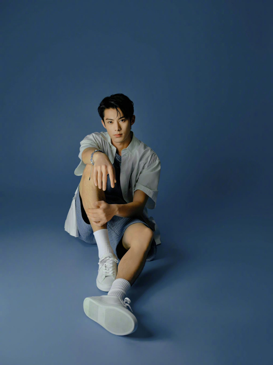 王鹤棣今日线上活动,衬衫 短裤… 简单的运动风造型,洋溢着满满的青春