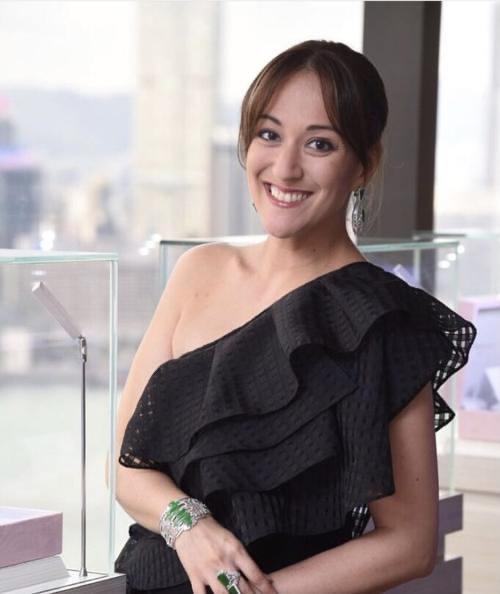 何家华晒照怀念父亲何猷光,现与妹妹定居国外,继承赌王海外资产