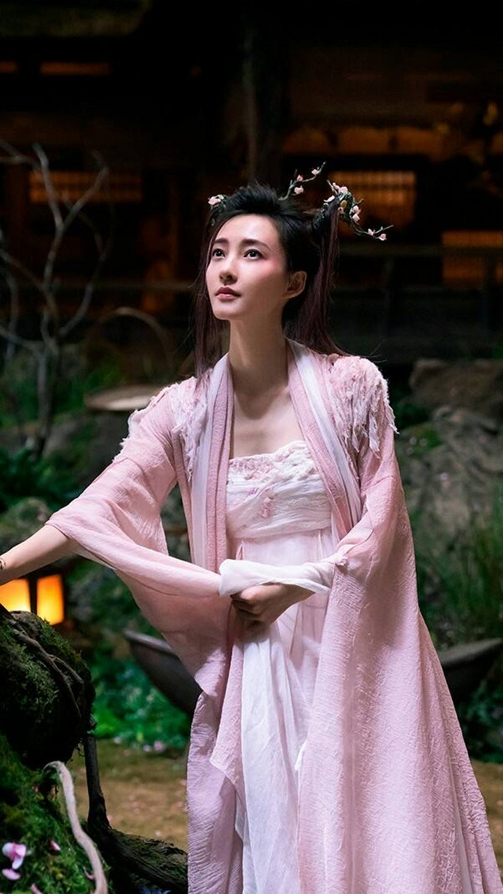 王丽坤之桃花妖,奇幻动作电影《侍神令》中的角色,有治愈以及变身成为