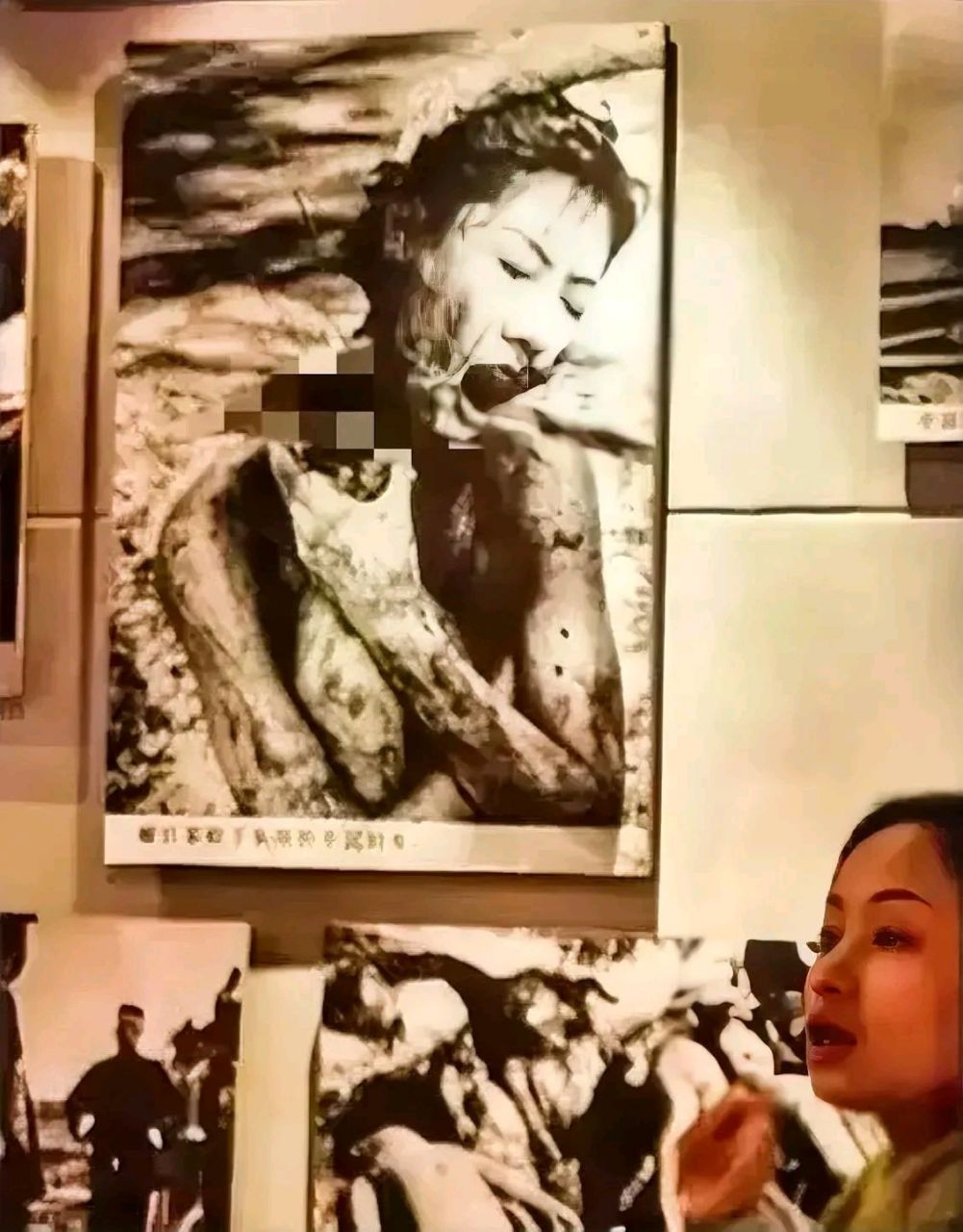 在可怕的南京大屠杀中,一名中国妇女被日军残忍地斩首.