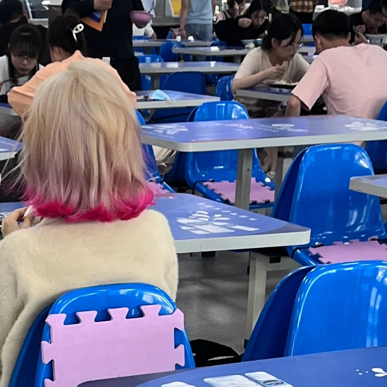 "裙摆染"又叫"发尾染"今年新兴的一种染发|||裙摆染又叫发尾染.