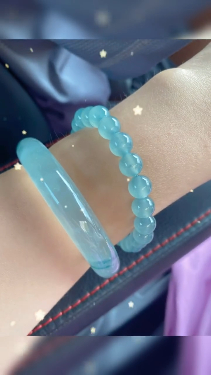 粉丝上手的高冰天空蓝翡翠手镯效果,给炎热的夏天带来丝丝凉意,大家