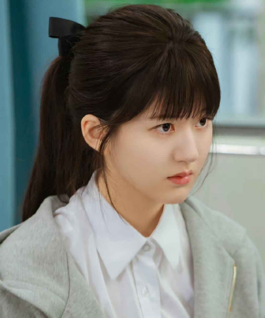 赵露思晒齐刘海花絮照,她头发多到头顶都没发缝,厚