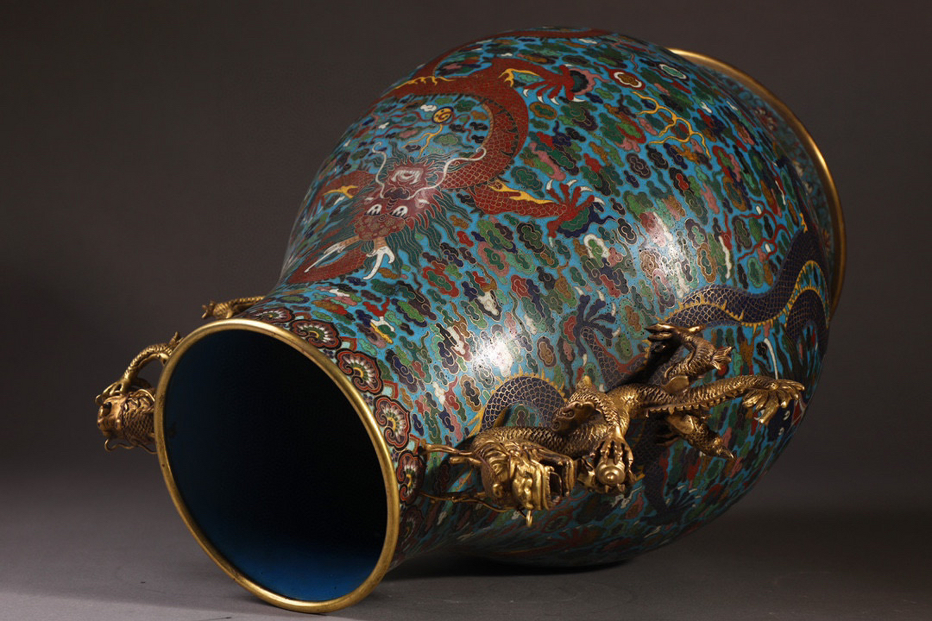 清 铜胎景泰蓝掐丝珐琅云龙纹龙耳尊 一对 【规格】高52cm 口径19.