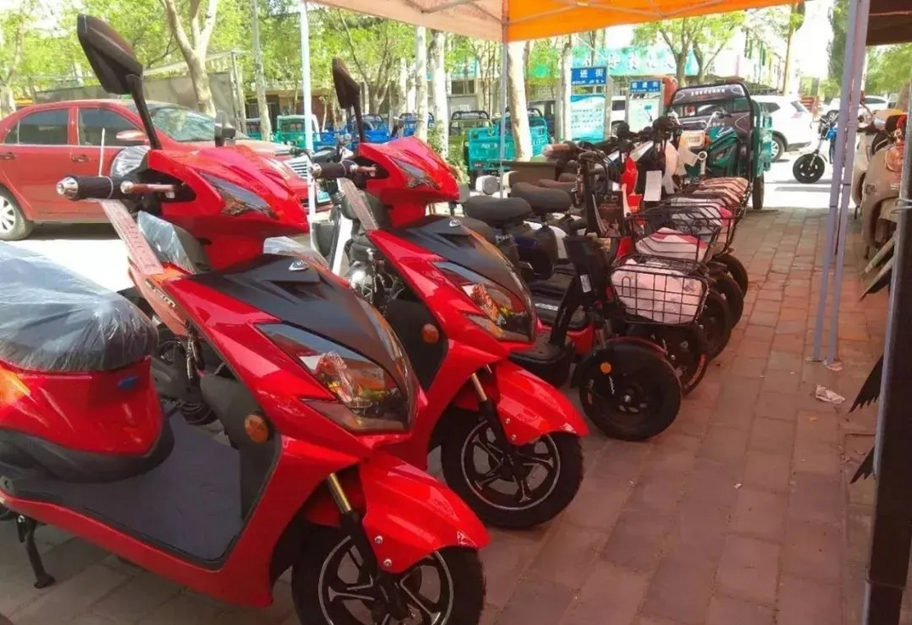 星期天下午去买了一辆爱玛电动车,用一辆旧的换一辆新的,我问老板还要