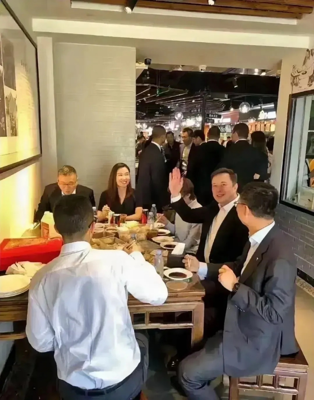 没有美女随从,没有茅台,没有保镖,就这么直接饭馆开吃包子了!