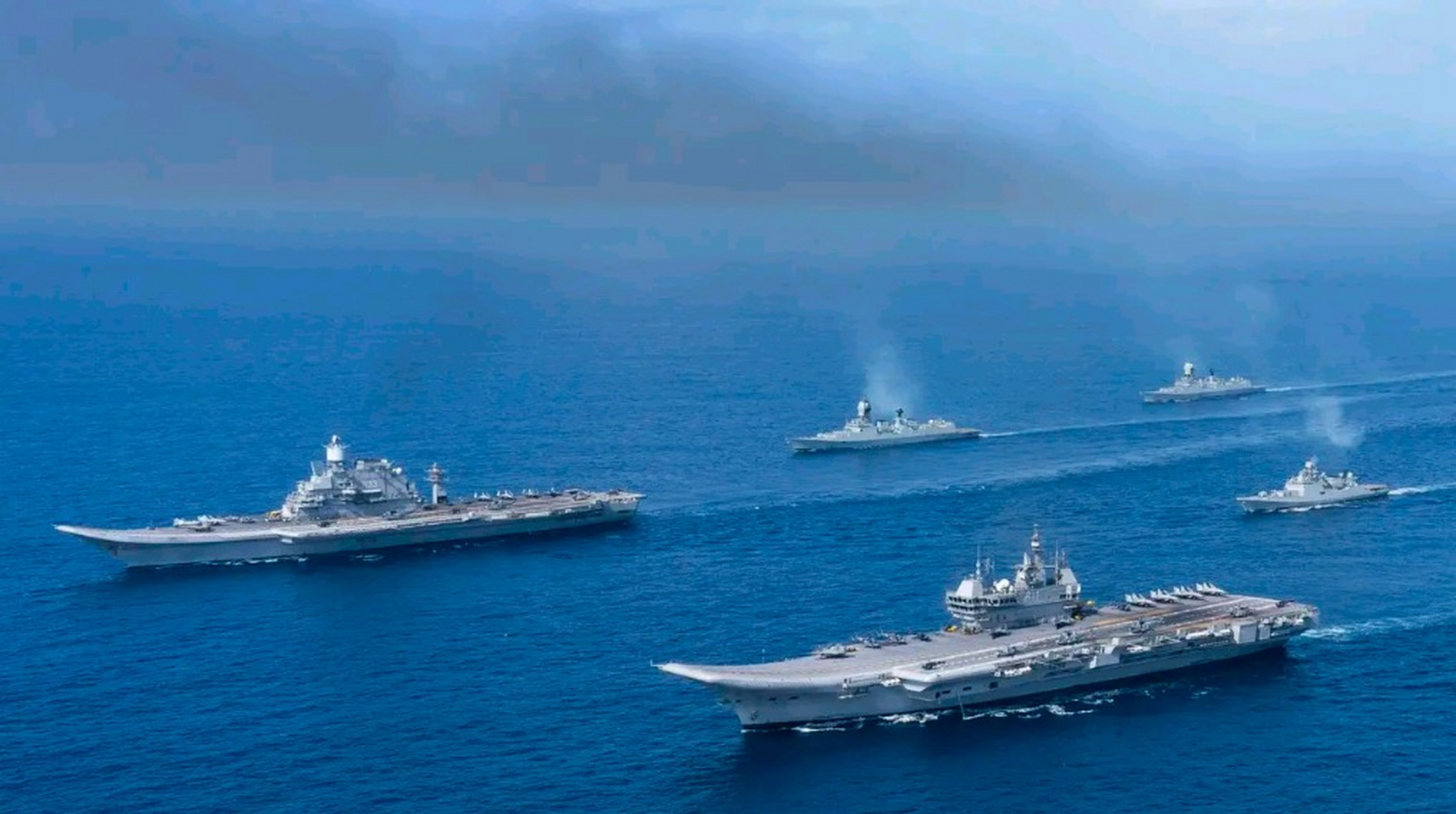 印度海军昨天公开了自己的双航母编队,在印度洋上进行编队训练的照片