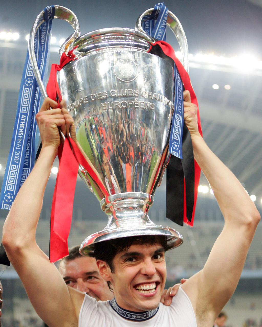 把大耳朵杯放在头上进行庆祝,已经成了很多球员在欧冠夺冠后的经典