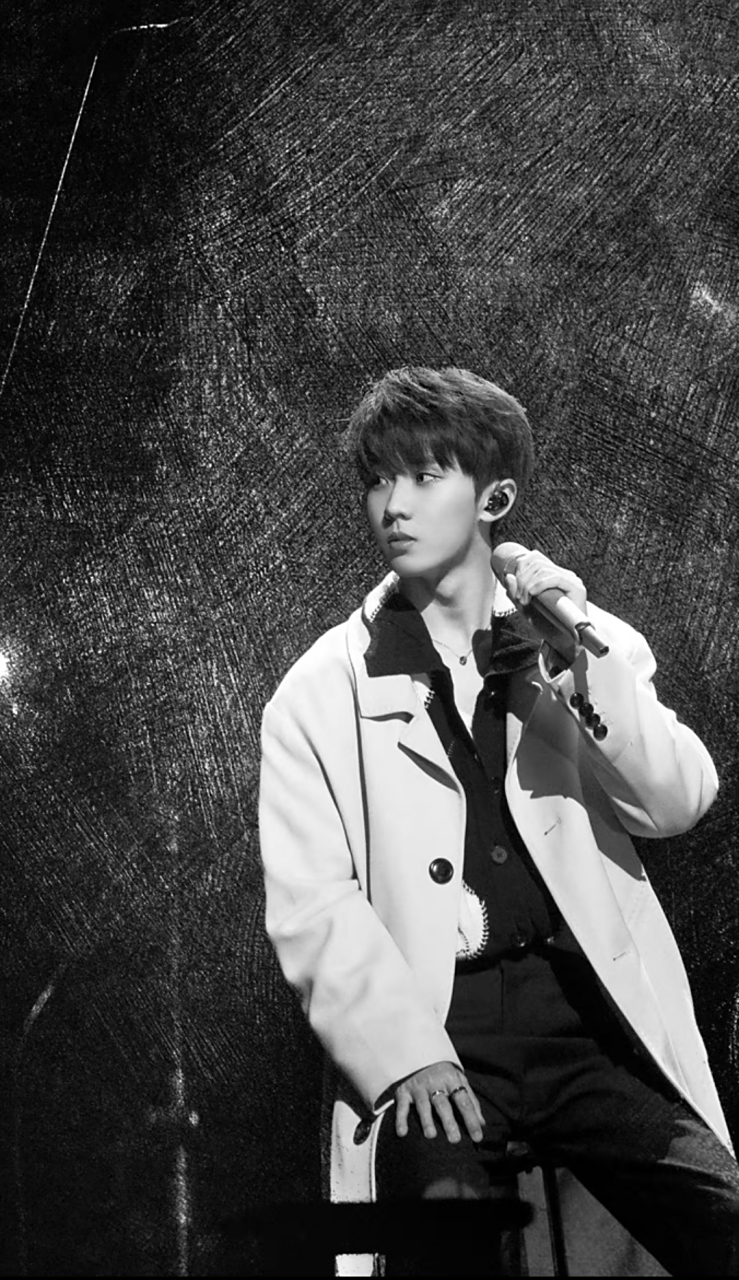 马嘉祺最近的滤镜风格越来越简约风了,黑白色了直接#时代少年团