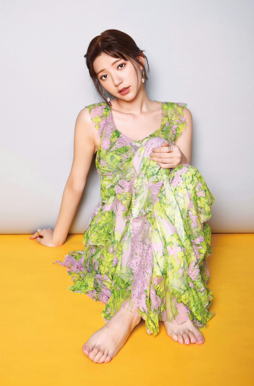 台湾女神郭雪芙光脚摆拍照,再搭配碎花长裙气质直接拉满