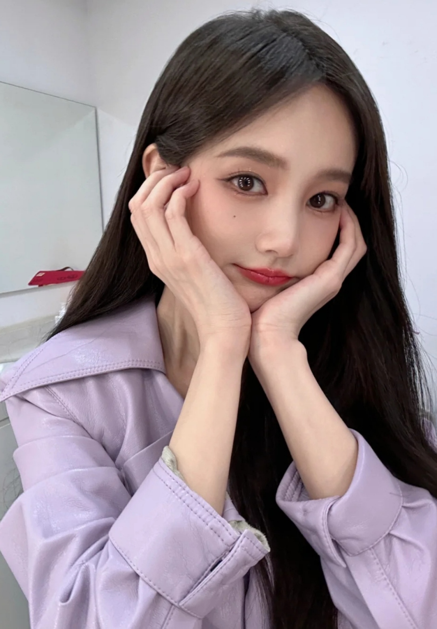 李一桐晒照堪称"自拍模板",换了五个手势凹造型,每一张都是俏皮甜美的