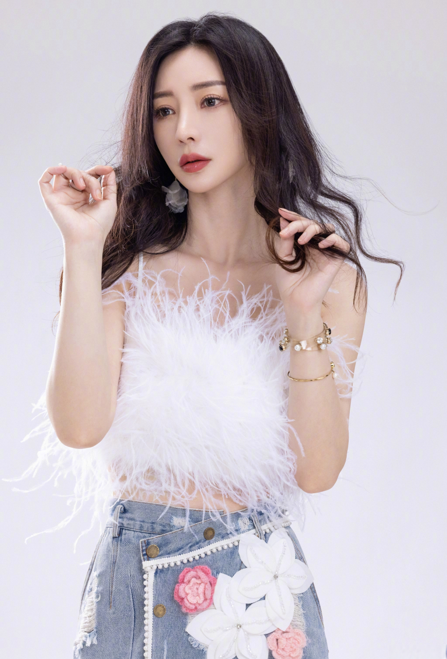 柳岩这身穿搭真的很惊艳,时尚靓丽,性感妩媚,举手投足间尽显风情,真的