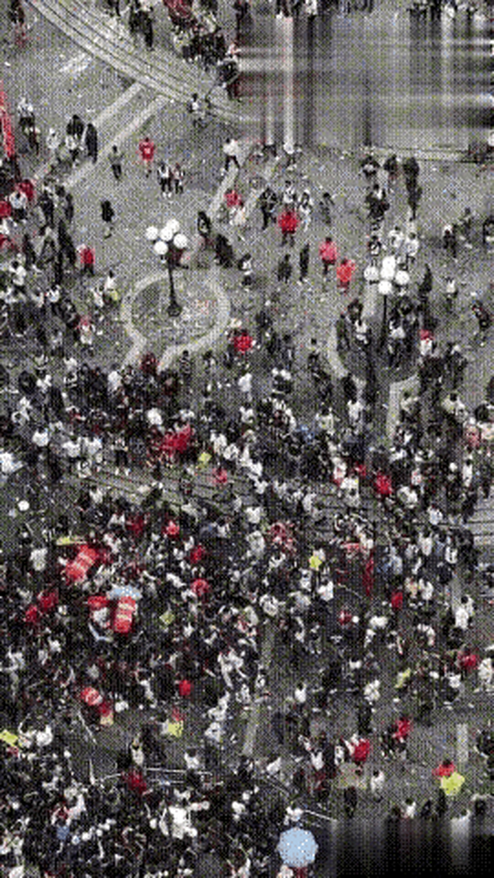 佩洛西快看!60万人骚乱,美丽的风景线!