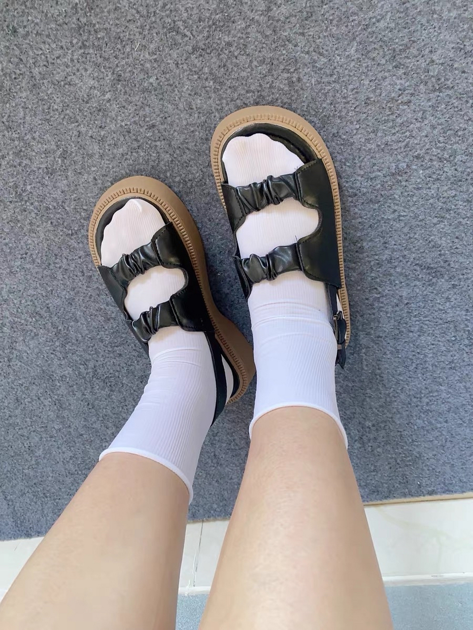 白袜和凉鞋第二天居然还是干净的,嘿嘿