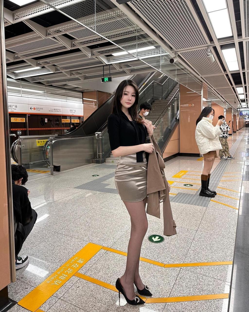 偶遇地铁女神!#养眼美女# #美女
