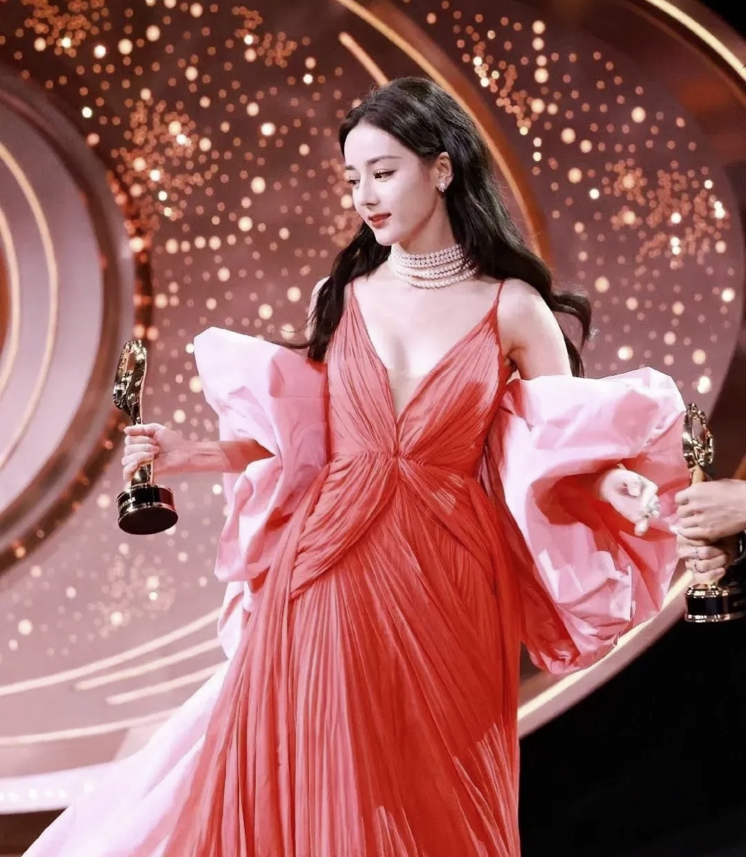 迪丽热巴希腊女神造型太惊艳,深v亮片长裙大秀事业线妥妥异域女神