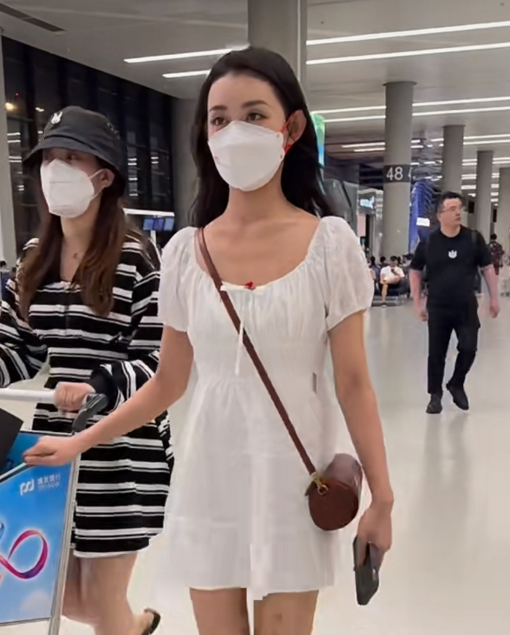 平时没看出来蒋依依有这么瘦,她和助理赶飞机被偶遇,锁骨那么明显,比