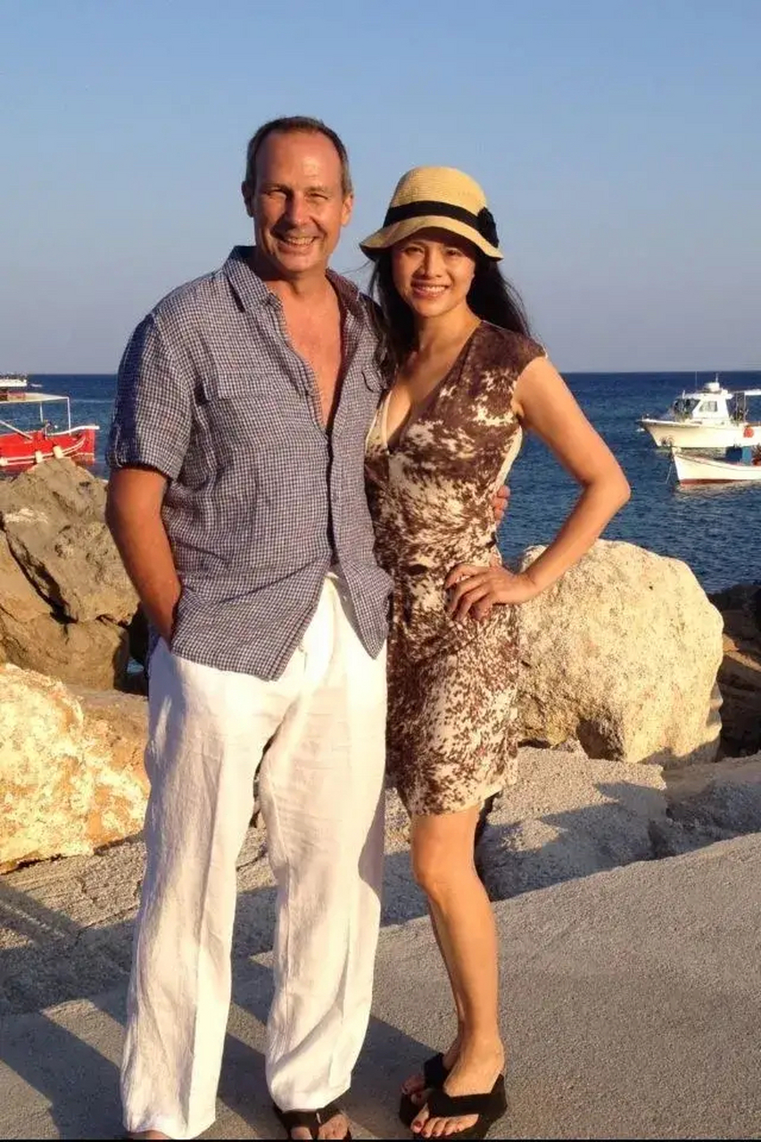 著名演员石兰与儿子,外国男友早年在希腊度假的照片,石兰还是那么年轻