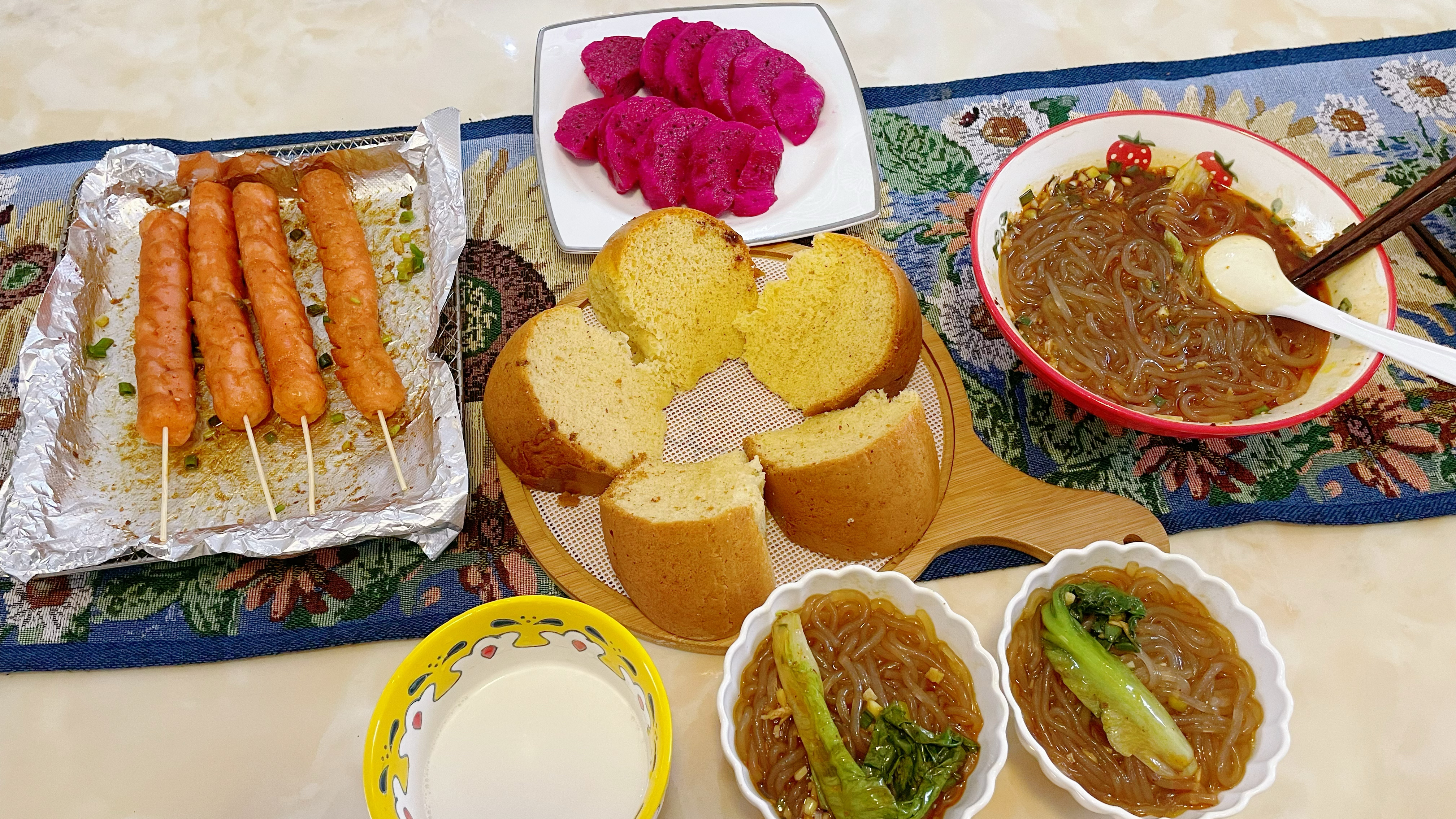 结婚11年每年七夕都一样,没有特别的惊喜,依旧一家人围桌吃喝!