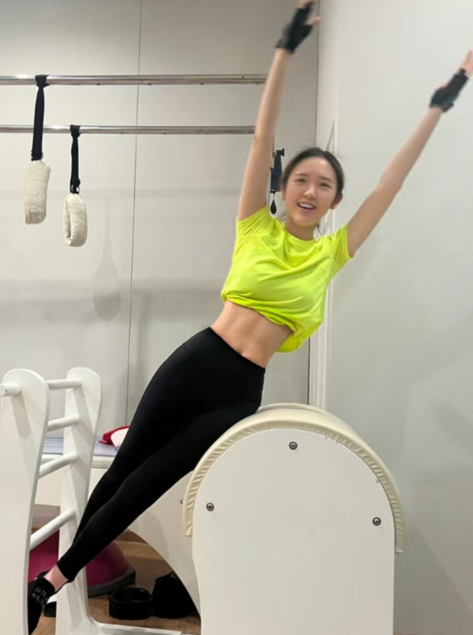 难怪唐艺昕年轻状态好,她在家陪孩子也不忘健身塑形,晒日常照片已经在