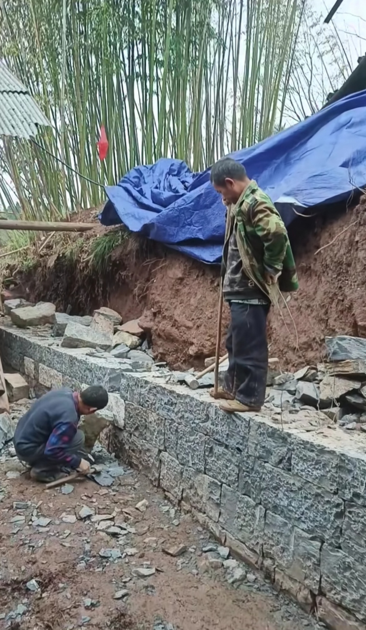 讲究人家,这个堡坎可以传世了,妥妥的千年工程啊,这石头好,就是费人工