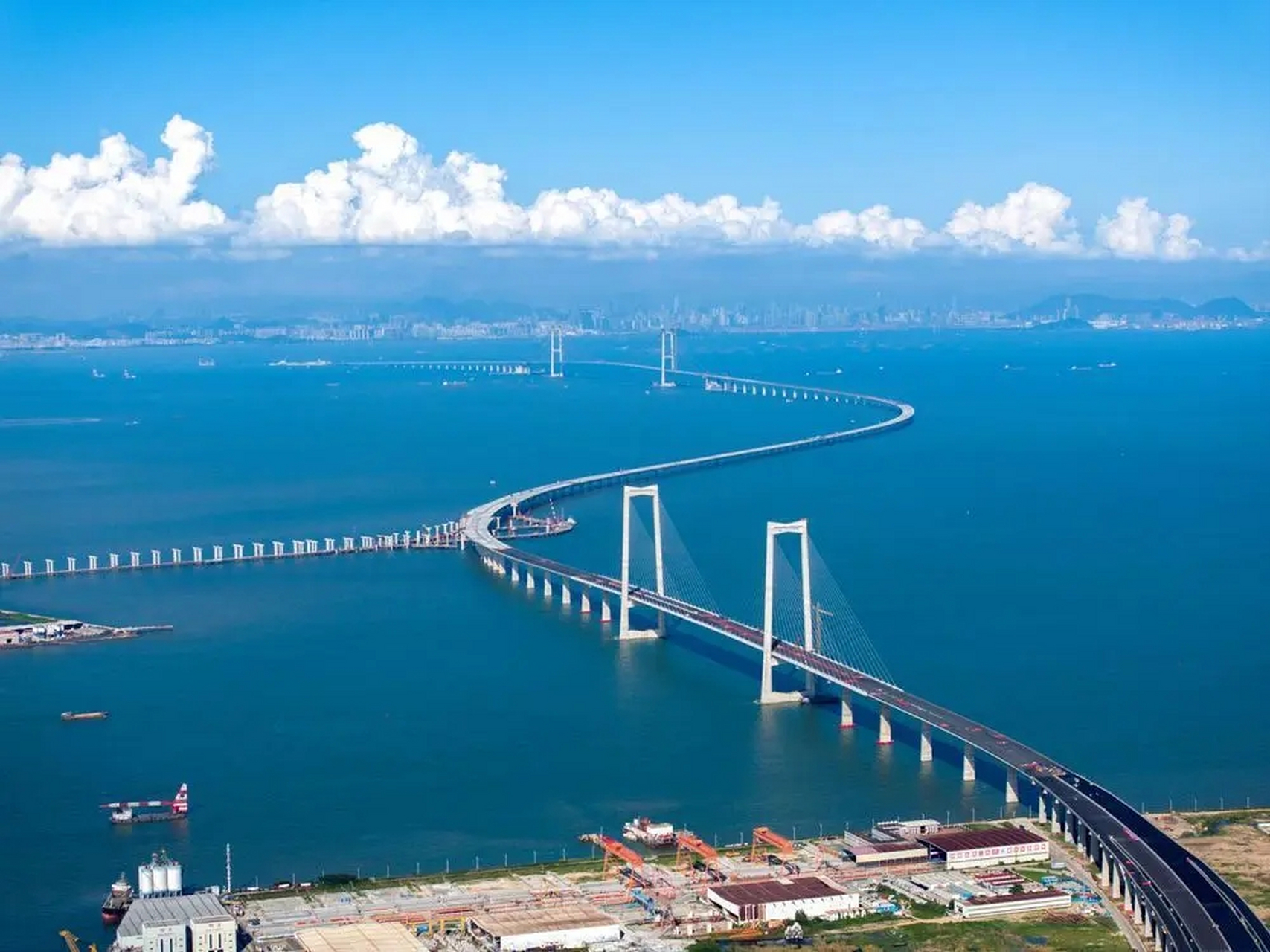 昨天(6月11日),广东交通集团发布消息,世界最长最宽