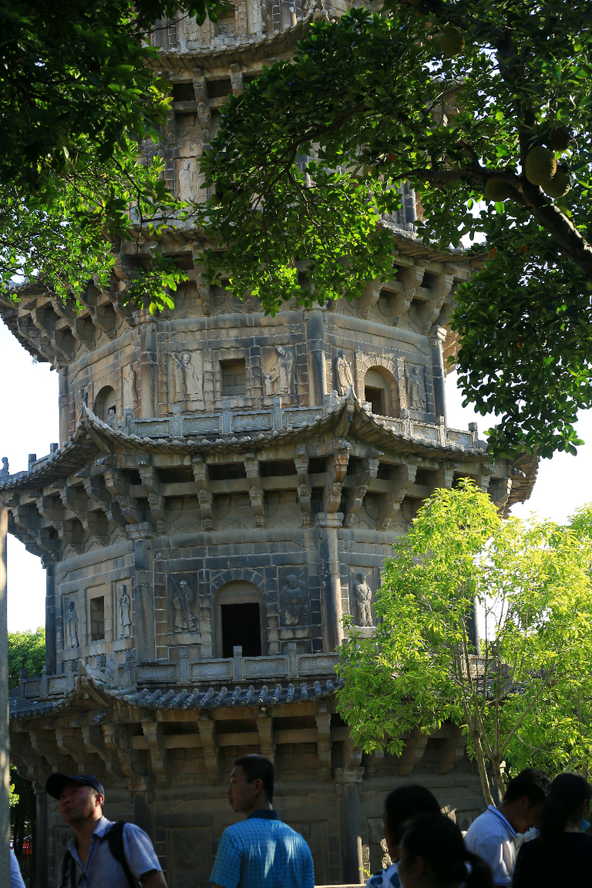 这里是泉州开元寺,古朴庄严,东西塔巍峨耸立