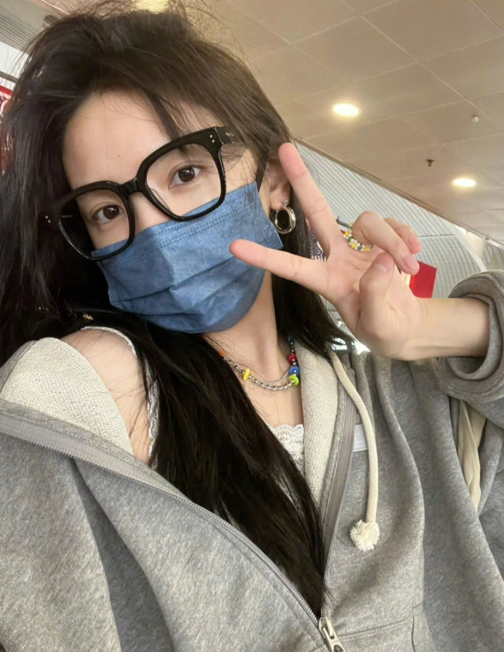 看戴眼镜的章若楠像个小顽童,看她又调皮04又可爱63 6165!