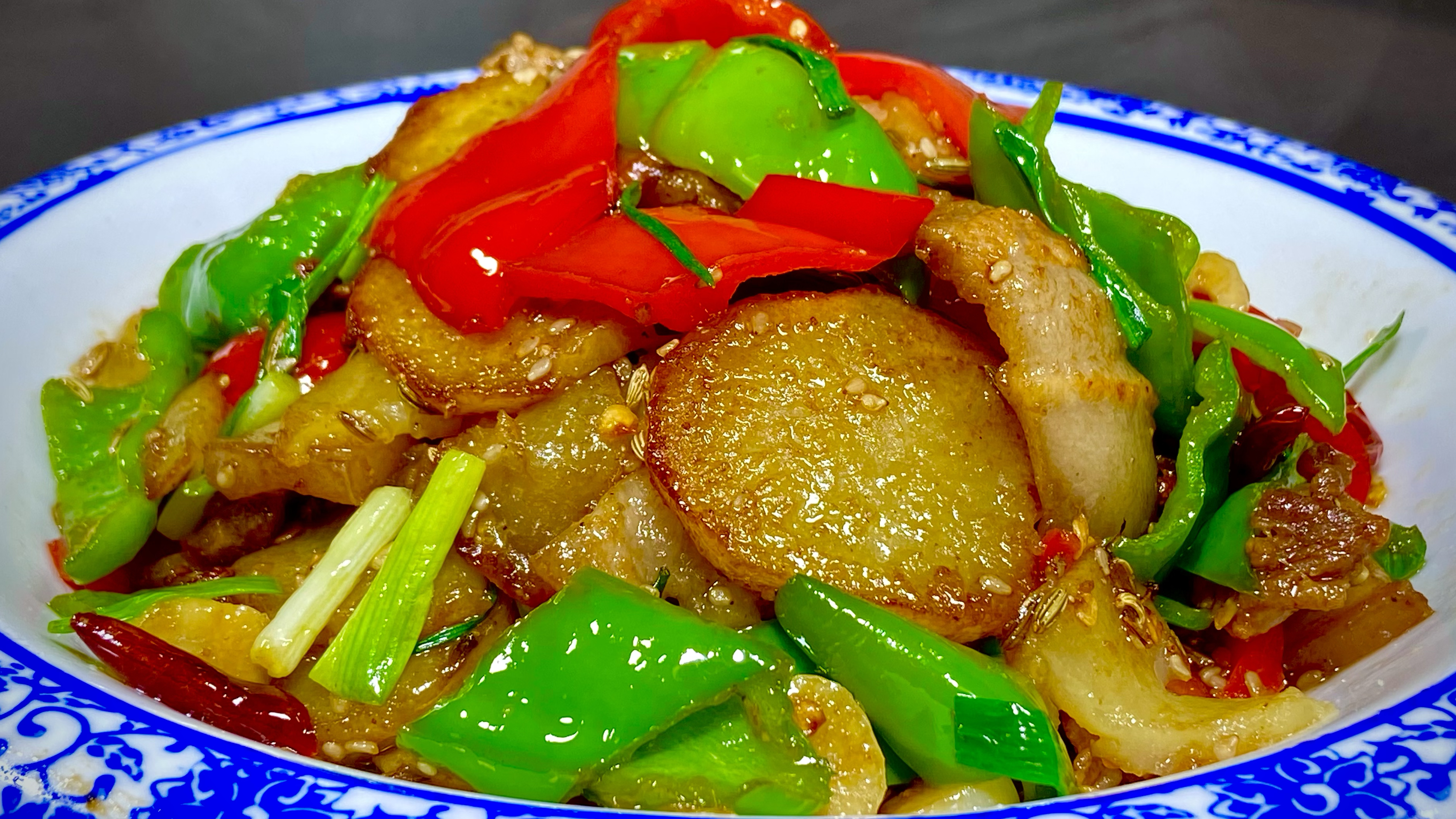 四川厨师长教你干锅土豆片的家常做法,麻辣鲜香,开胃又下饭