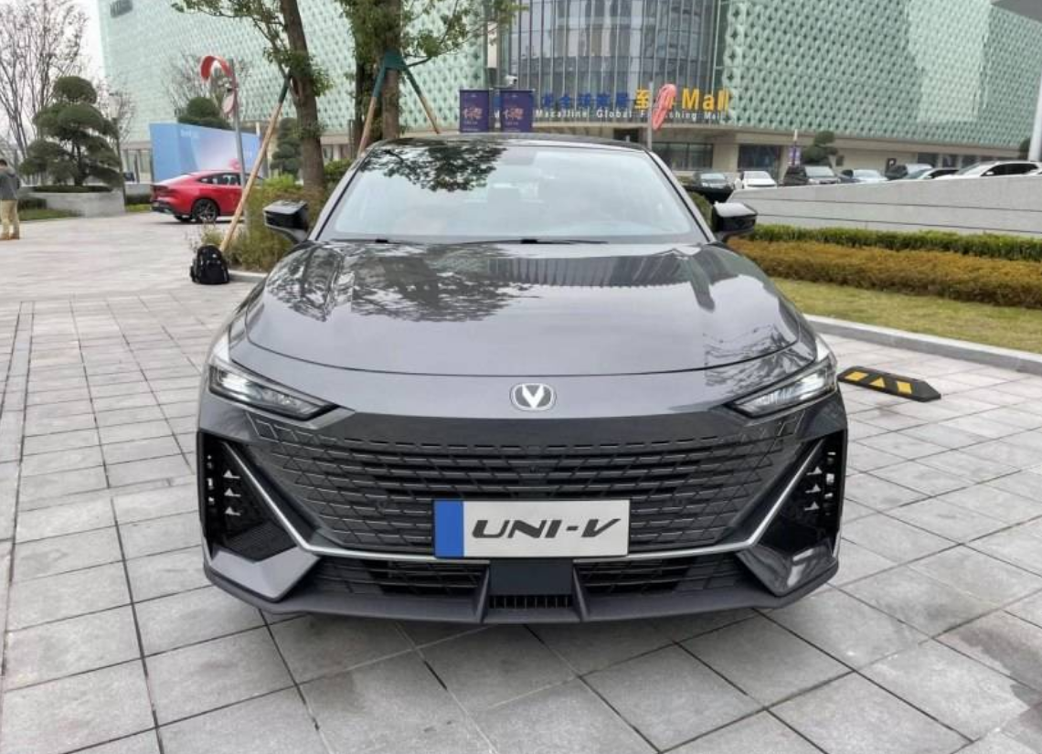 长安版"rs7"实车出街,尾翼升起那一刻,就知道影豹要降温了