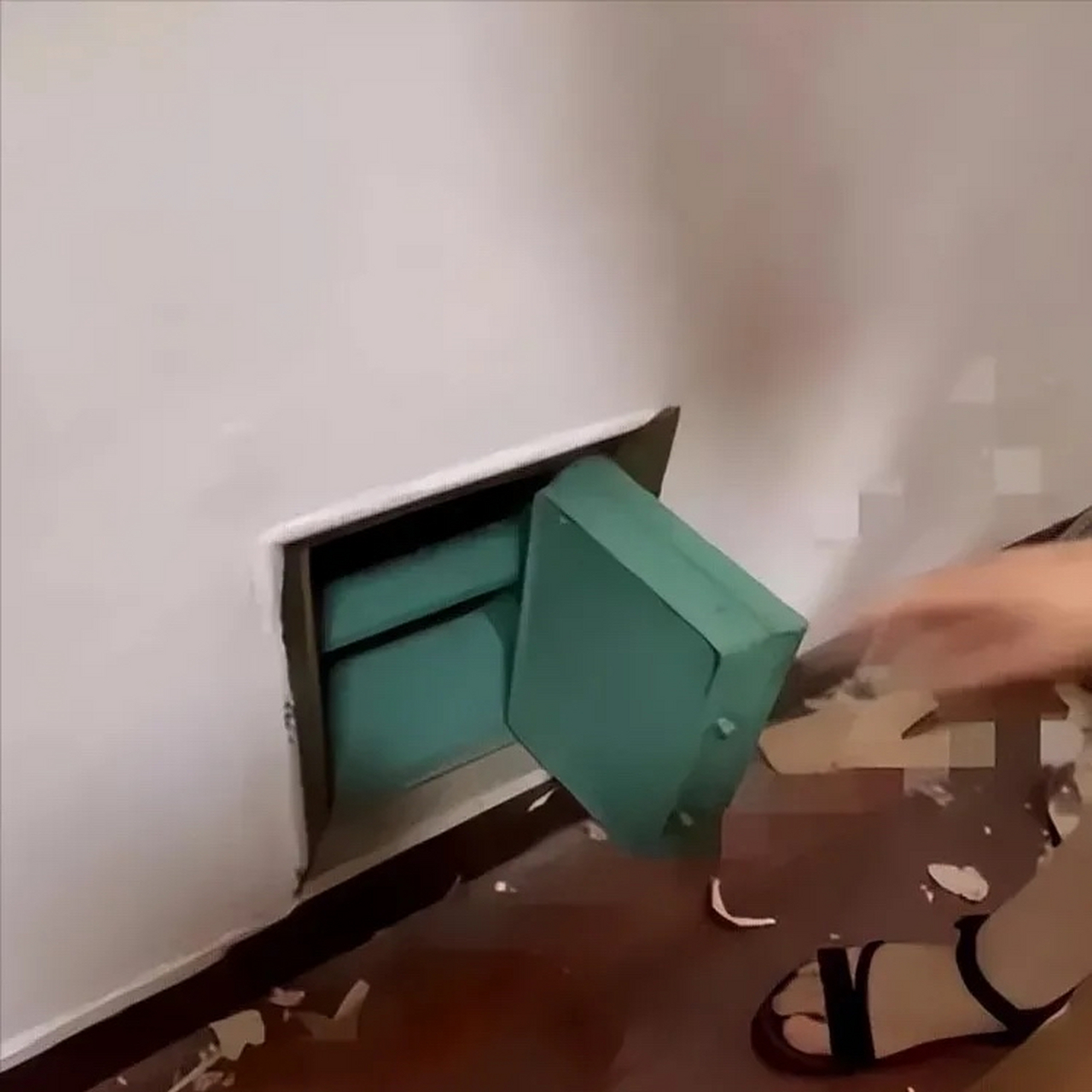 浙江,一女士子装修出租屋时,意外发现柜子后面的暗格,她疑惑得将其