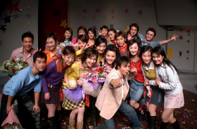 她是东方卫视主持人,当年风光出嫁,离婚后11年孤身抚养儿子长大